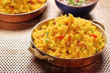 Basmati pirinç paslanmaz tavada kızarmış tavuk