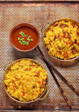 Basmati pirinç paslanmaz tavada kızarmış tavuk