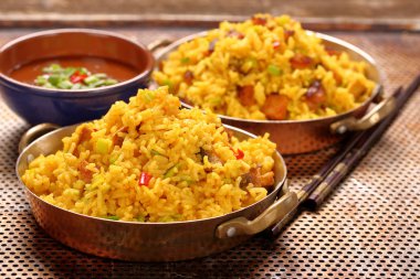 Basmati pirinç paslanmaz tavada kızarmış tavuk