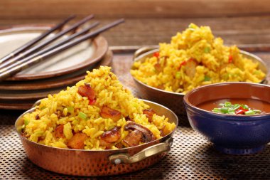 Basmati pirinç paslanmaz tavada kızarmış tavuk