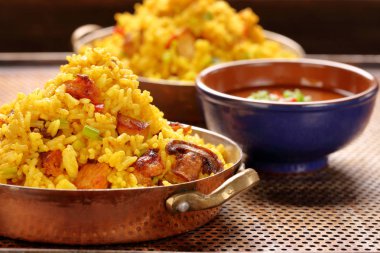 Basmati pirinç paslanmaz tavada kızarmış tavuk