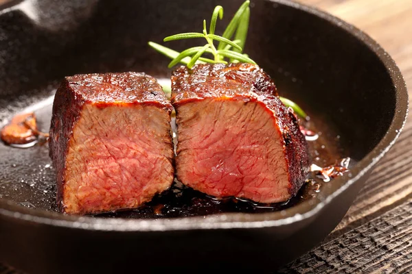 Bistecca di manzo su padella in ghisa — Foto Stock