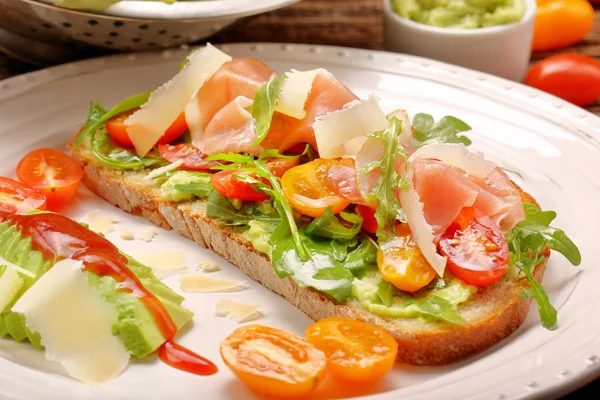 Avocado smörgås på färskt bröd med ruccola skinka tomat och chee — Stockfoto