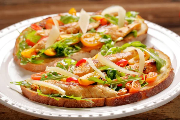 Tavuklu sandviç roka domates ve peynirli taze ekmek üzerinde