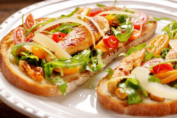 Hähnchen-Sandwich auf frischem Brot mit Rucola-Tomate und Käse — Stockfoto