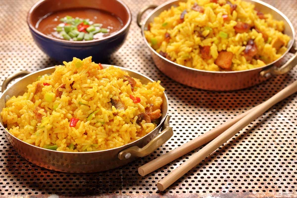 Basmati pirinç paslanmaz tavada kızarmış tavuk