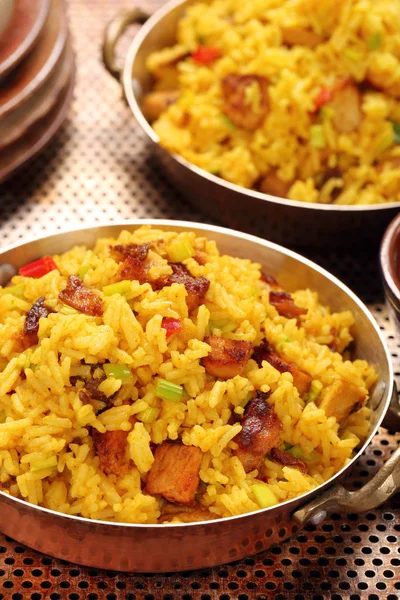 Basmati pirinç paslanmaz tavada kızarmış tavuk