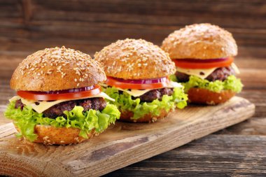 Sığır eti ve taze sebze ahşap backgrou hamburger