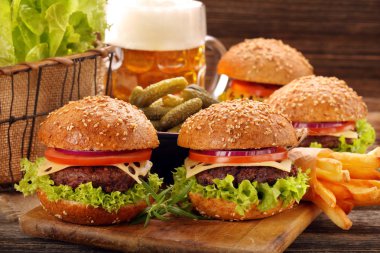 Sığır eti ve taze sebze ahşap backgrou hamburger