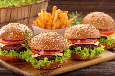 Sığır eti ve taze sebze ahşap backgrou hamburger