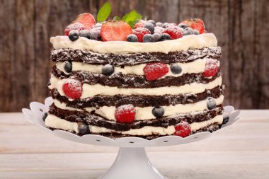 Vanilyalı krema ve meyve ile çikolatalı kek