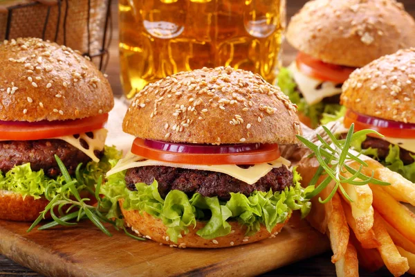 Hamburguesa con carne de res y verduras frescas sobre fondo de madera —  Fotos de Stock