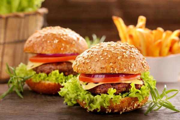 Sığır eti ve taze sebze ahşap backgrou hamburger