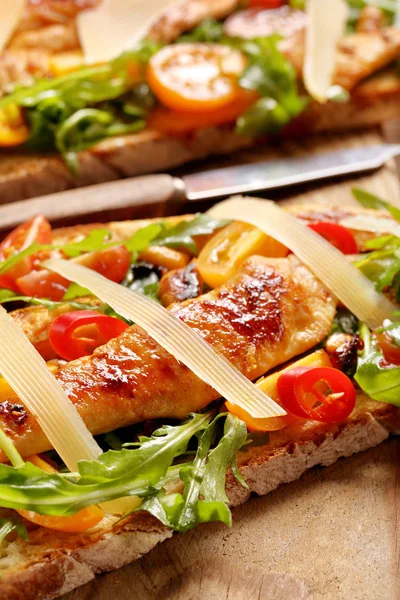 Chicken sandwich on fresh bread with arugula tomato and cheese — Stock Photo, Image