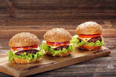 Sığır eti ve taze sebze ile hamburger