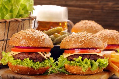 Sığır eti ve taze sebze ahşap backgrou hamburger