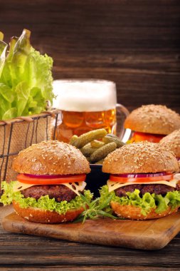 Sığır eti ve taze sebze ile hamburger