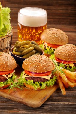 Sığır eti ve taze sebze ahşap backgrou hamburger