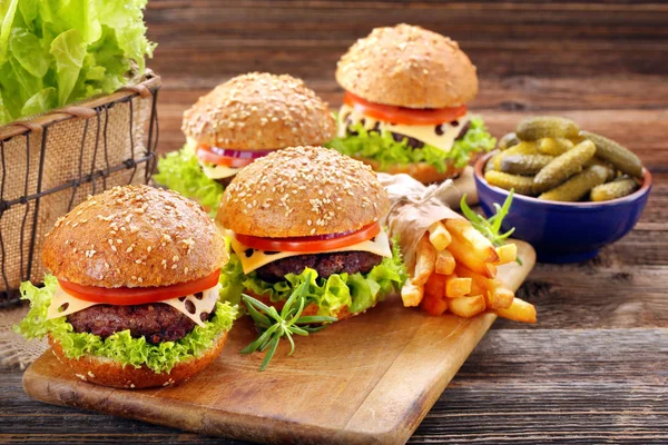 Hamburger s hovězím masem a čerstvou zeleninou s prázdné místo f — Stock fotografie