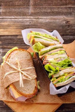 Jambon peynir ve ekmek kalıp marul taze sandviç