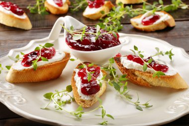 Süzme peynir ve Kızılcık Reçeli tost