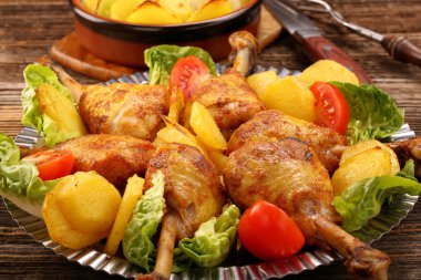 Tavuk budu ve pişmiş dereotu patates sebze salatası ile