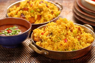 Basmati pirinç paslanmaz tavada kızarmış tavuk