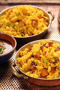 Basmati pirinç paslanmaz tavada kızarmış tavuk