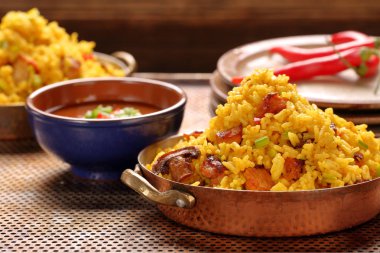 Basmati pirinç paslanmaz tavada kızarmış tavuk