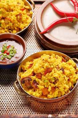 Basmati pirinç paslanmaz tavada kızarmış tavuk