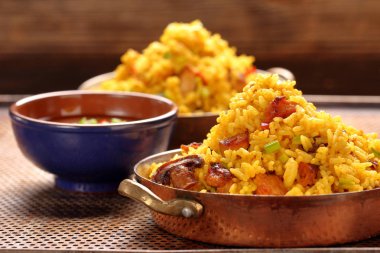 Basmati pirinç paslanmaz tavada kızarmış tavuk