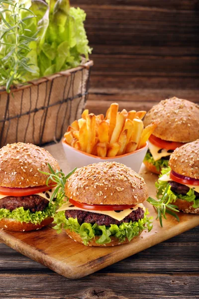 Hamburger ile sığır eti ve taze sebze ile boş alanı f