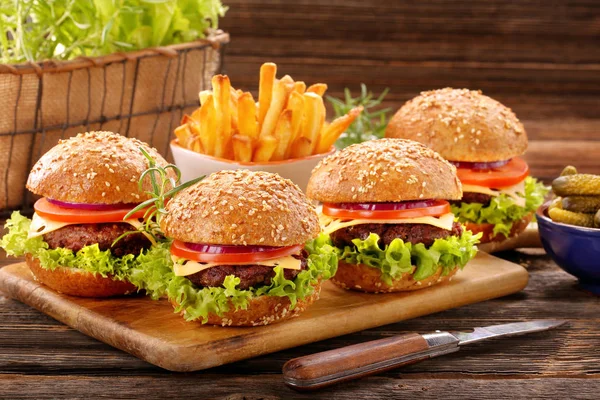 Hamburger s hovězím masem a čerstvou zeleninou — Stock fotografie