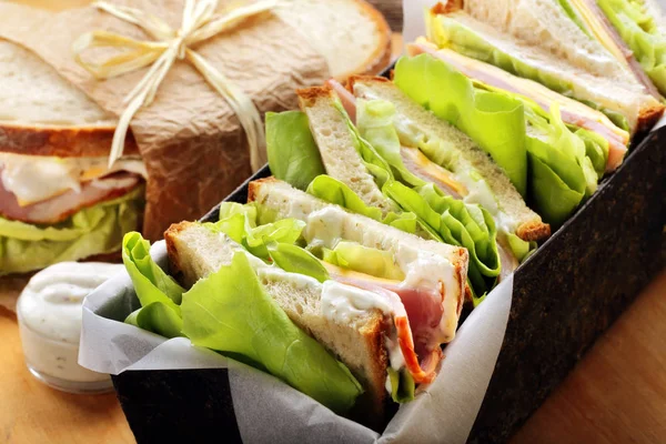 Φρέσκα σάντουιτς με ζαμπόν τυρί και το μαρούλι σε καλούπι αρτοποιίας — Φωτογραφία Αρχείου