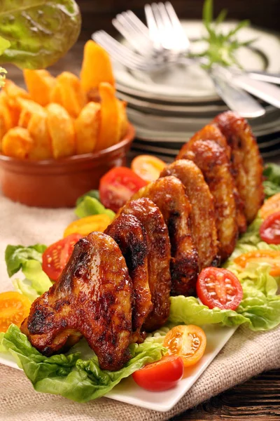 Skrzydełka kurczaka z pieczonymi ziemniakami i sosem barbecue — Zdjęcie stockowe