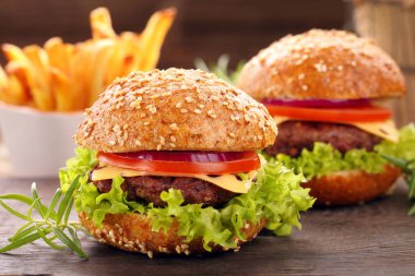 Hamburger biftek et ve patates kızartması ile