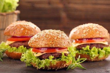 Sığır eti ve taze sebze ile hamburger