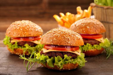 Hamburger biftek et ve patates kızartması ile