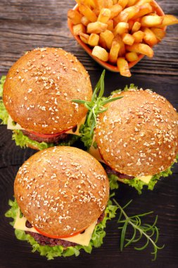 Hamburger biftek et ve patates kızartması ile