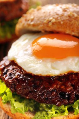 Sığır eti ve yumurta ile hamburger