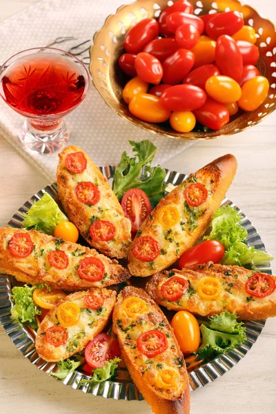 Świeże, zdrowe potrawy wegetariańskie Kanapki z serem i pomidorem — Zdjęcie stockowe