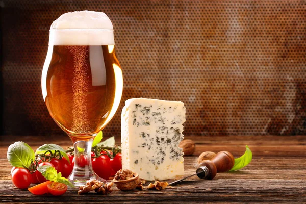 Ποτήρι μπύρας και μπλε τυρί καφέ εκλεκτής ποιότητας φόντο — Φωτογραφία Αρχείου