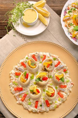 Balık salatası ve limon ile haddelenmiş tane ringa balığı