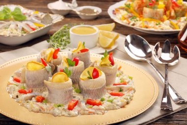 Balık salatası ve limon ile haddelenmiş tane ringa balığı