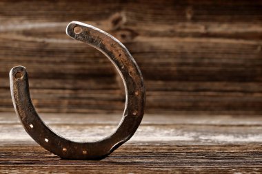 Ahşap arka planda paslı at nalı