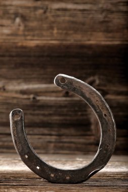 Ahşap arka planda paslı at nalı