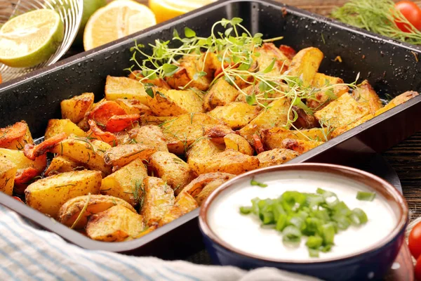 Patatas recién horneadas con hierbas y salsa blanca — Foto de Stock