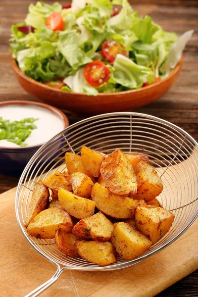 Patatas recién horneadas con ensalada y salsa blanca — Foto de Stock