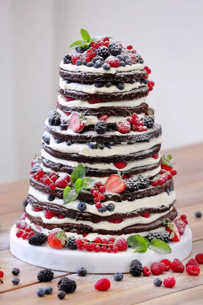 婚礼有木制背景水果质朴裸体蛋糕 — 图库照片