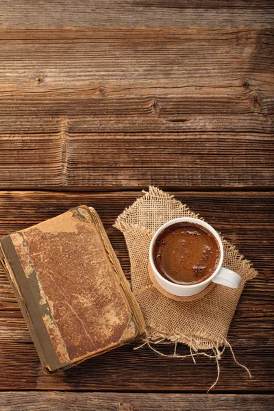 Stare książki i filiżankę kawy na podłoże drewniane — Zdjęcie stockowe